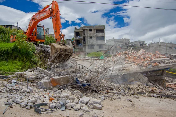 Кито, Эквадор - 17 апреля 2016 года: Дом разрушен землетрясением, а тяжёлая техника чистит катастрофу в городе Кито, Эквадор — стоковое фото