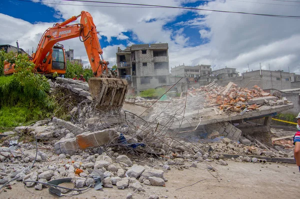 Quito, Ekvator - Nisan, 17, 2016: deprem ve ağır makine Quito, Ekvator içinde felaket Temizleme tarafından yok evi