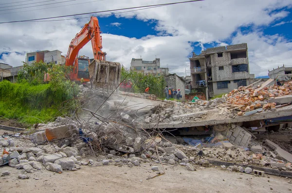 Quito, Ekvator - Nisan, 17, 2016: deprem ve ağır makine Quito, Ekvator içinde felaket Temizleme tarafından yok evi