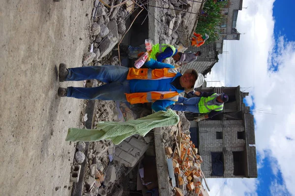 Quito, Ekvator - Nisan, 17, 2016: House şehrin güney kesiminde kurtarma ekipleri ile deprem tarafından yok