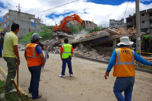 Кито, Эквадор - 17 апреля 2016 года: Дом разрушен землетрясением со спасателями и тяжелой техникой в южной части города — стоковое фото