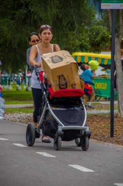 Quito, Ekvator - Nisan, 17, 2016: Afet Yardım gıda, giyim, ilaç ve su kıyılarında deprem kurtulanlar için sağlayan kimliği belirsiz bir kadın ile bir karton kutu içinde gıda ile