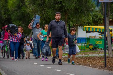 Quito, Ekvator - Nisan, 17, 2016: Afet Yardım gıda, giyim, ilaç ve su kıyılarında deprem kurtulanlar için sağlayan tanımlanamayan vatandaşlar Quito