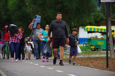 Quito, Ekvator - Nisan, 17, 2016: Afet Yardım gıda, giyim, ilaç ve su kıyılarında deprem kurtulanlar için sağlayan tanımlanamayan vatandaşlar Quito