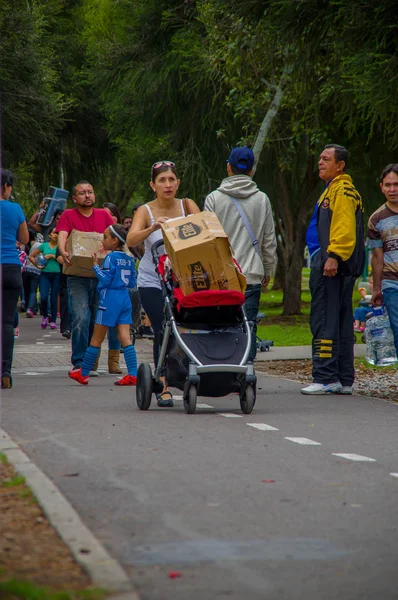 Quito, Ekvator - Nisan, 17, 2016: Afet Yardım gıda, giyim, ilaç ve su kıyılarında deprem kurtulanlar için sağlayan kimliği belirsiz kişi ile bir karton kutu içinde gıda ile