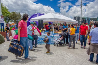 Quito, Ekvator - Nisan, 17, 2016: Afet Yardım gıda, giyim, ilaç ve su kıyılarında deprem kurtulanlar için sağlayan tanımlanamayan vatandaşlar Quito