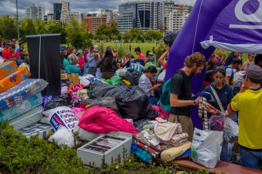 Quito, Ekvator - Nisan, 17, 2016: Afet Yardım gıda, giyim, ilaç ve su kıyılarında deprem kurtulanlar için sağlayan tanımlanamayan vatandaşlar Quito