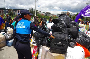 Quito, Ekvator - Nisan, 17, 2016: Deprem ve ağır makine Quito, Ekvator içinde felaket Temizleme tarafından yok ev arayan insanların kalabalık