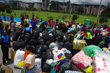 Quito, Ekvator - Nisan, 17, 2016: Afet Yardım gıda, giyim, ilaç ve su kıyılarında deprem kurtulanlar için sağlayan tanımlanamayan vatandaşlar Quito