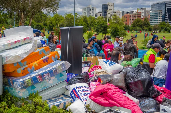 Quito, Ekvator - Nisan, 17, 2016: Afet Yardım gıda, giyim, ilaç ve su kıyılarında deprem kurtulanlar için sağlayan tanımlanamayan vatandaşlar Quito