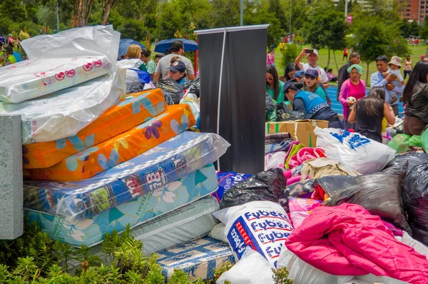 Quito, Ecuador - 17 de abril de 2016: Ciudadanos no identificados de Quito proveen alimentos, ropa, medicinas y agua para sobrevivientes de terremotos en la costa —  Fotos de Stock