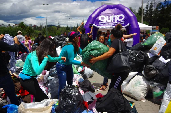 Quito, Équateur - 17 avril 2016 : Foule de personnes regardant la maison détruite par le tremblement de terre et machinerie lourde nettoyant la catastrophe dans la ville de Quito, en Équateur — Photo