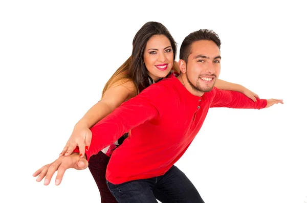 Retrato completo de pareja feliz aislada sobre fondo blanco. Atractivo hombre y mujer siendo juguetón — Foto de Stock