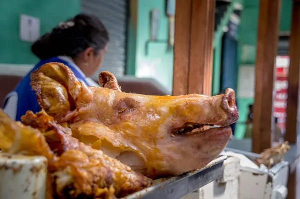 Delicioso hornado asado de cerdo, sobre bandeja de plata, comida típica andina tradicional ecuatoriana ubicada en el mercado municipal de San Francisco en la ciudad de Quito — Foto de Stock