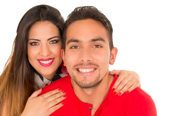 Close up de casal feliz isolado no fundo branco. Homem e mulher atraentes sendo brincalhão — Fotografia de Stock