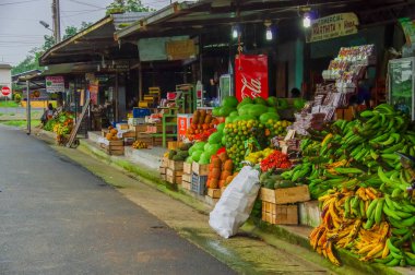 Lezzetli karpuz diğer tropikal meyveler üstünde belgili tanımlık sayaç Latin Amerika sokak pazarının Ekvador çevrili