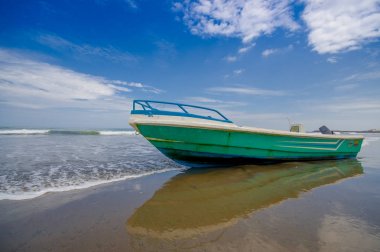 Aynı, Ekvator - 06 Mayıs 2016: Güzel bir gün içinde aynı Ekvador mavi bir gökyüzü güneşli havalarda ile kum plajında balıkçı teknesi