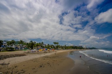 Aynı, Ekvator - 06 Mayıs 2016: Manzarasına plaja kum ve arkasında builsings içinde aynı Ekvador mavi bir gökyüzü güneşli havalarda ile güzel bir günde