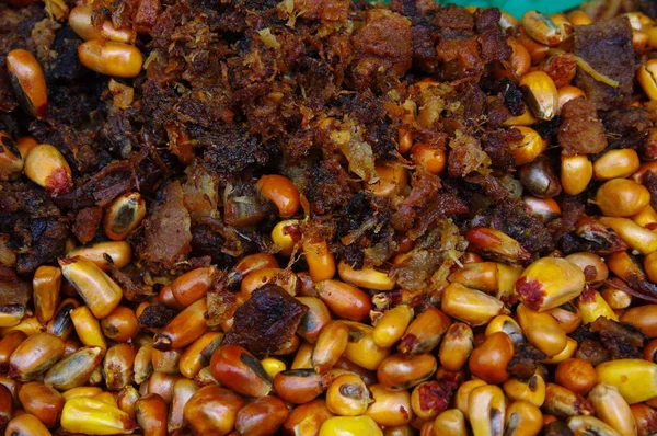 Close up de carne de porco assada hornado com milho torrado, comida tradicional andina equatoriana — Fotografia de Stock