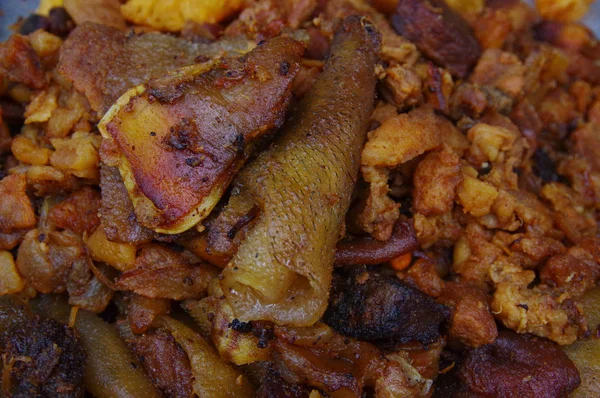 Close up de carne de porco assada hornado com um milho, comida tradicional andina equatoriana tradicional sobre uma bandeja — Fotografia de Stock