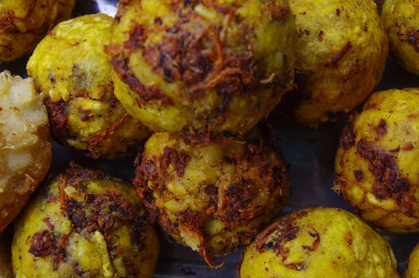 Dekat bolon pisang dicampur dengan hornado panggang babi Ekuador tradisional makanan andean — Stok Foto