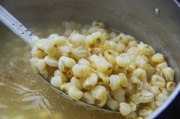 Primo piano di una pagnotta cotta ecuadoriana cucina tipica andina — Foto Stock