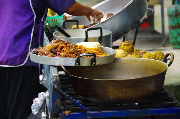 Close up de carne de porco assada hornado com um milho, comida tradicional andina equatoriana tradicional sobre uma bandeja — Fotografia de Stock