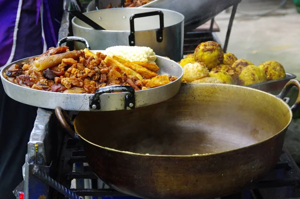 Nahaufnahme von gebratenem Schweinefleisch mit Mais, ecuadorianischen traditionellen andinen Lebensmitteln auf einem Tablett — Stockfoto