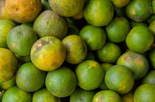 Delicous och healthyu orange frukter, med en Orange bakgrund — Stockfoto