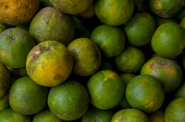 Delicous och healthyu orange frukter, med en Orange bakgrund — Stockfoto