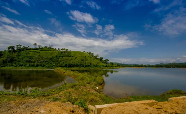 Lac dans la côte de Same, entouré d'une végétation abondante par une journée ensoleillée sur les côtes équatoriennes — Photo