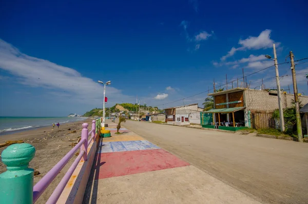 Stenas trottoaren road i kusten, omgiven av abundat vegetation i en solig dag i de ecuadorianska kusterna — Stockfoto