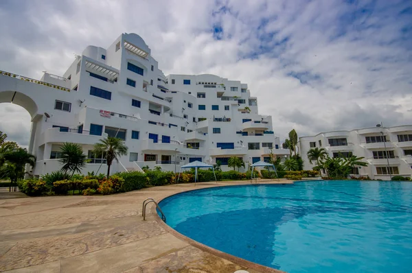 Krásný bazén s tvar kruhu luxusního hotelu na stejné, Ekvádor — Stock fotografie