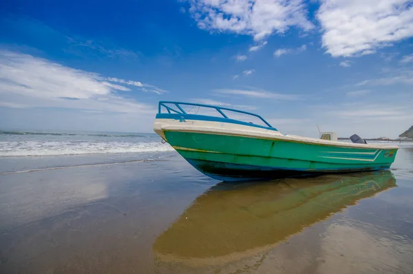 MESMO, ECUADOR - MAIO 06 2016: Barco de pesca na praia na areia em um belo dia com tempo ensolarado em um céu azul em Same, Equador — Fotografia de Stock