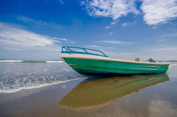 Aynı, Ekvator - 06 Mayıs 2016: Güzel bir gün içinde aynı Ekvador mavi bir gökyüzü güneşli havalarda ile kum plajında balıkçı teknesi
