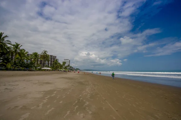 Вид на пляж с песком и здания позади в прекрасный день в солнечную погоду на голубом небе в Саме, Эквадоре — стоковое фото