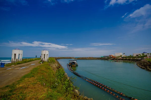 MANABI, ECUADOR - JUNE 4, 2012: Stagnant water with a water pumping machine at Same, Ecuador in a beautiful blue sky in a sunny day — Stock Photo, Image