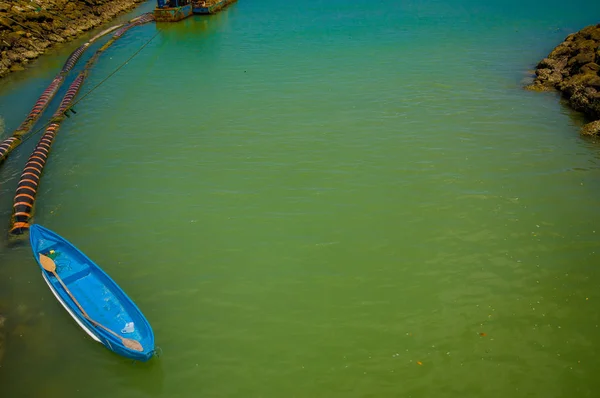 MANABI, ECUADOR - 4 GIUGNO 2012: Piccola barca a boe in acqua stagnante con una macchina per pompare l'acqua a Same, Ecuador in una giornata di sole — Foto Stock