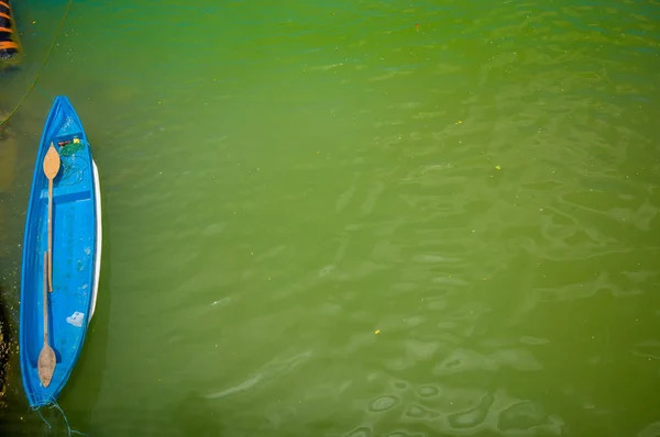 MANABI, ECUADOR - 4 DE JUNIO DE 2012: Bote pequeño en agua estancada con una máquina de bombeo de agua en Same, Ecuador en un día soleado — Foto de Stock