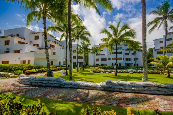 Esmeraldas, ecuador - 16. März 2016: Sandsäcke zum Schutz vor der Flut durch den Tsunami am gleichen Strand, Casablanca mit einem Hotel im Hintergrund — Stockfoto