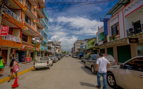 ATACAMES, ECUADOR - 16 de marzo de 2016: Vista de Steet de la ciudad de playa ubicada en la costa norte del Pacífico ecuatoriano. Se encuentra en la provincia de Esmeraldas — Foto de Stock