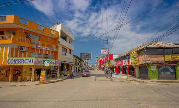 ATACAMES, ECUADOR - 16 de marzo de 2016: Vista de Steet de la ciudad de playa ubicada en la costa norte del Pacífico ecuatoriano. Se encuentra en la provincia de Esmeraldas — Foto de Stock