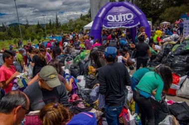 Quito, Ekvator - Nisan, 17, 2016: Afet Yardım gıda, giyim, ilaç ve su kıyılarında deprem kurtulanlar için sağlayan tanımlanamayan vatandaşlar Quito