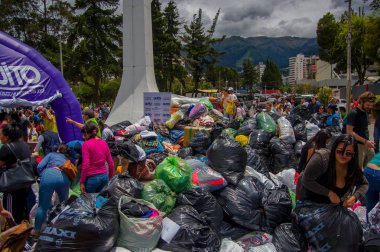 Quito, Ekvator - Nisan, 17, 2016: Afet Yardım gıda, giyim, ilaç ve su kıyılarında deprem kurtulanlar için sağlayan tanımlanamayan vatandaşlar Quito