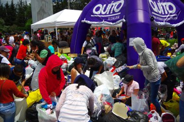 Quito, Ekvator - Nisan, 17, 2016: Deprem ve ağır makine Quito, Ekvator içinde felaket Temizleme tarafından yok ev arayan insanların kalabalık