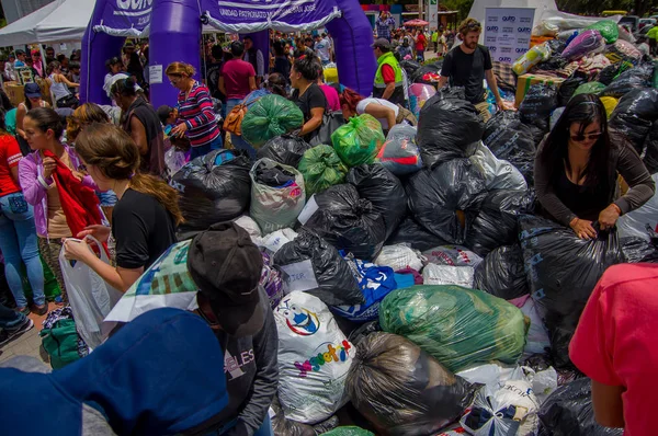 Quito, Ecuador - April, 17, 2016: Unidentified burgers van Quito ramp opluchting voedsel, kleding, medicijnen en water te voorzien van overlevenden van de aardbeving in de kust — Stockfoto