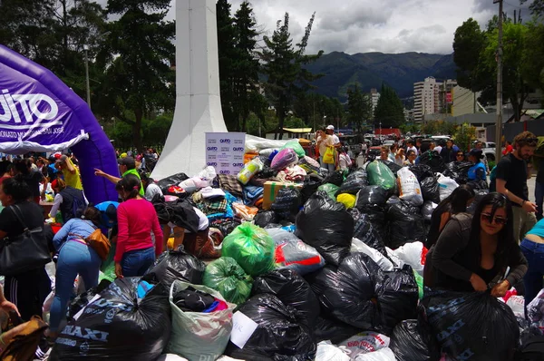 Quito, Équateur - 17 avril 2016 : Des citoyens non identifiés de Quito fournissent de la nourriture, des vêtements, des médicaments et de l'eau de secours aux sinistrés du tremblement de terre sur la côte — Photo