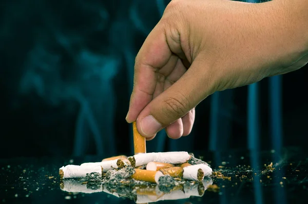 Zár-megjelöl-ból egy kéz, ami a leszokásban. Világ nem dohányzásmentes világnap — Stock Fotó