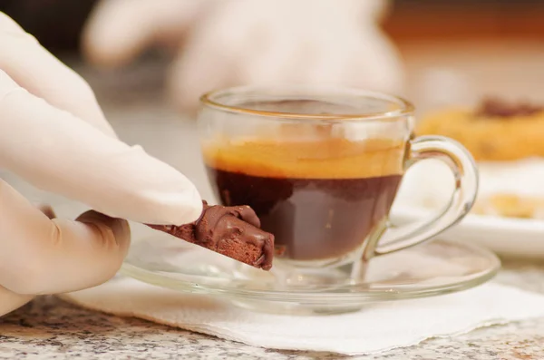 Κοντινό πλάνο του καυτού καφέ με ένα κέικ σοκολάτας σε ένα θολή φόντο — Φωτογραφία Αρχείου