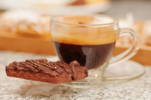 Gros plan de café chaud avec un gâteau au chocolat dans un fond flou — Photo